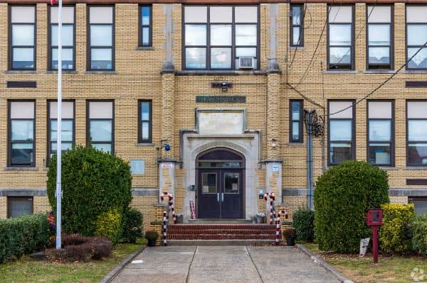 Abraham Lincoln school number 6 - Image 3