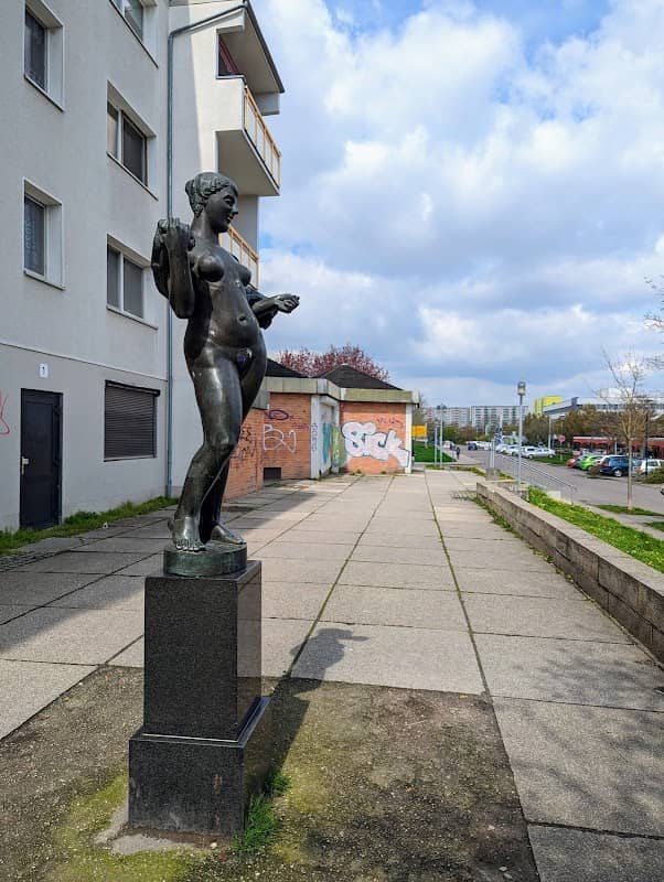 Große weibliche Figur mit Tuch - Image 2