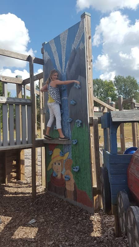 Blue Springs Park Building - Image 1