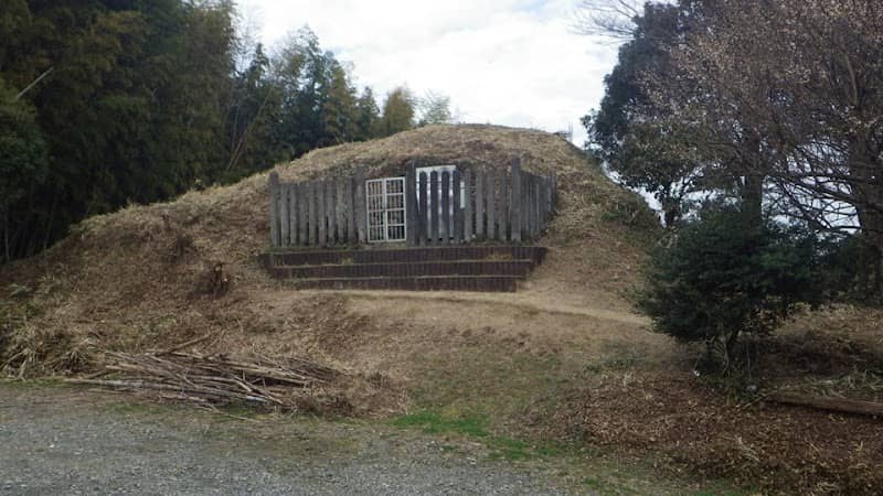 Idera Burial Mound - Image 1