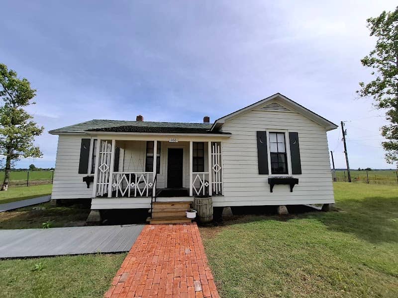 Johnny Cash Boyhood Home - Image 2