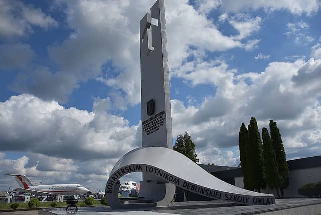 Pomnik Bohaterskim Lotnikom Dęblińskiej Szkoły Orląt - Image 1