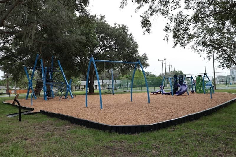 Elizabeth Circle - Image 1