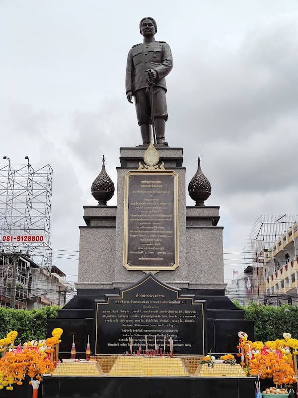 Kromluang Prachak Sinlapakhom Monument - Image 1