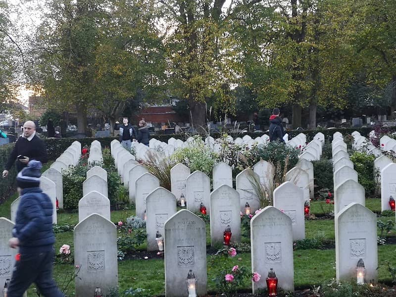 Warren Free Memorial garden - Image 2