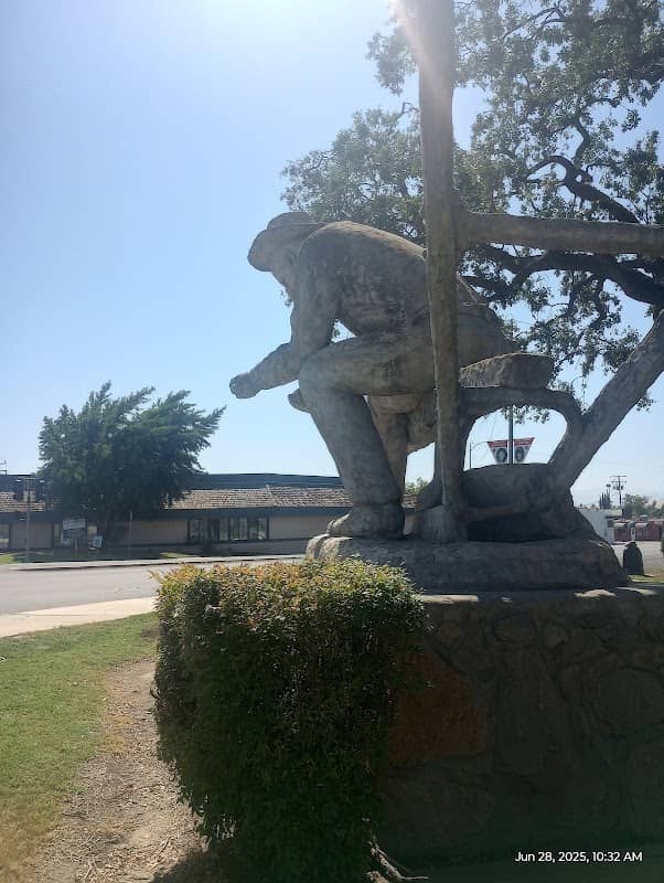 Statue: Salute the Farmer - Image 1