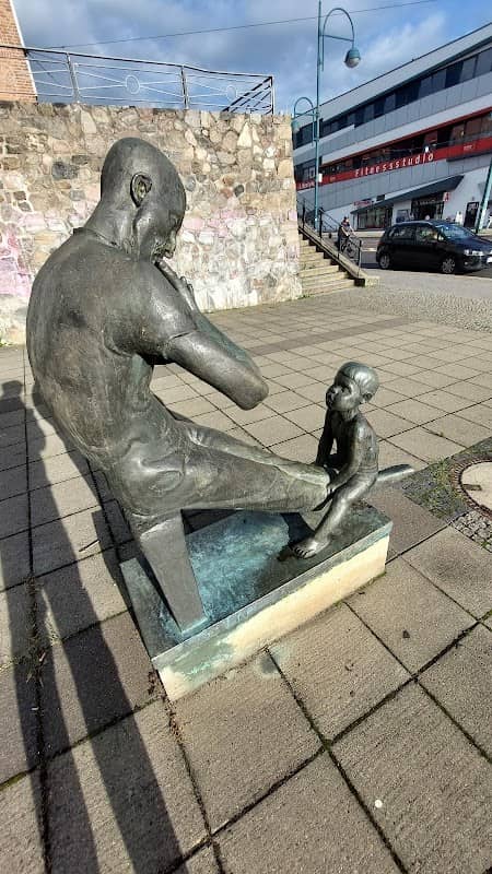 Skulptur "am ehemaligen Lichtspieltheater der Jugend" - Image 1