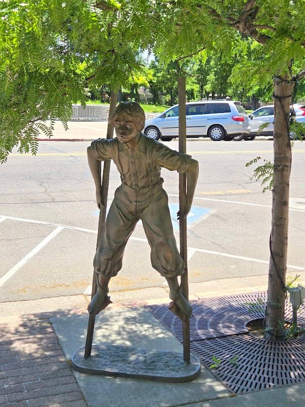Stilt Kid Statue - Image 2