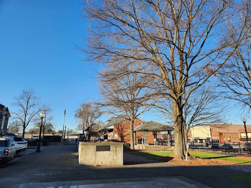 Friendship Plaza - Image 1