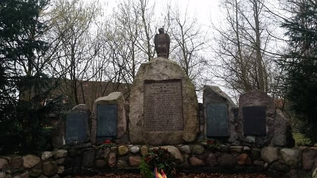 Gefallenendenkmal - Image 1