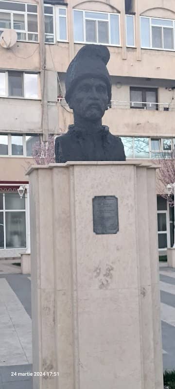 Statuia lui Mos Ion Roata - Image 1