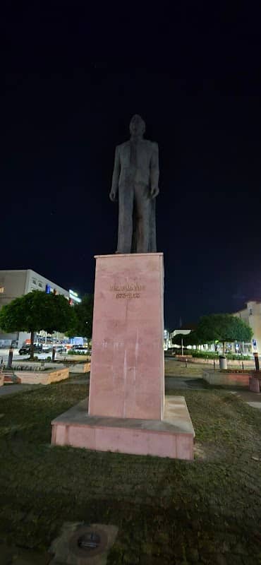Iuliu Maniu statue - Image 2