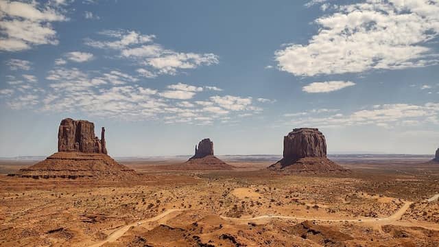Explore Monument Valley - Image 2