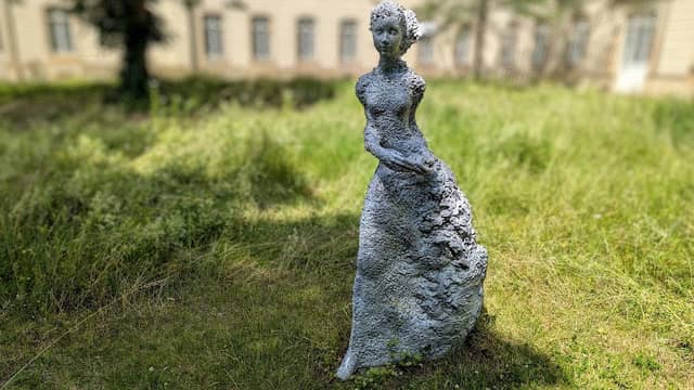 Skulptur beim Schloss - Image 1