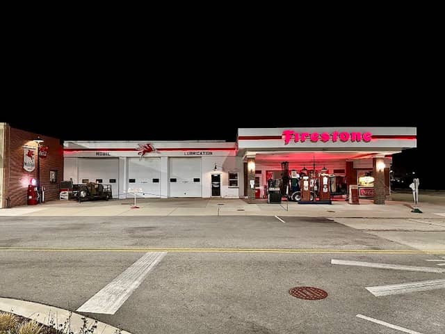 Ross' Gaspump Garage - Image 2