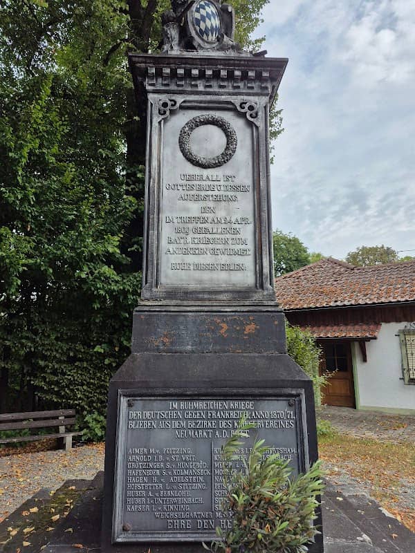 War monument - Image 1