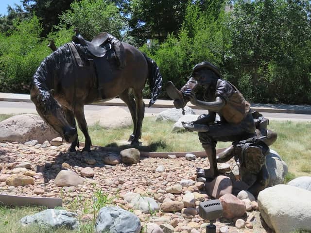 Coolin' the Dogs Statue - Image 1