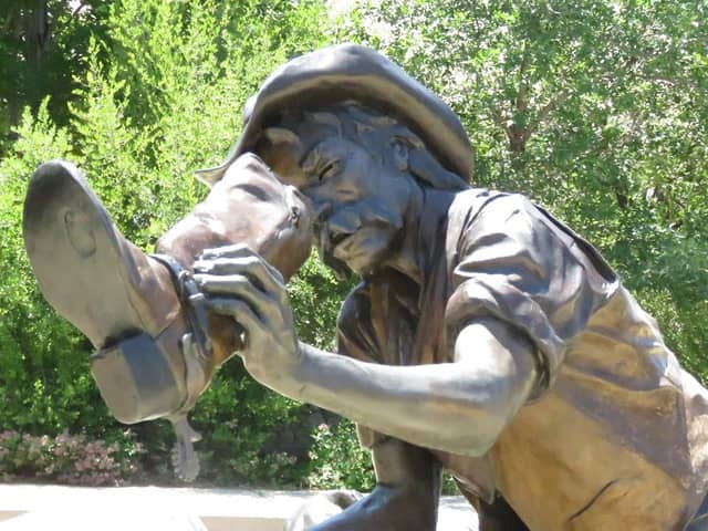 Coolin' the Dogs Statue - Image 2