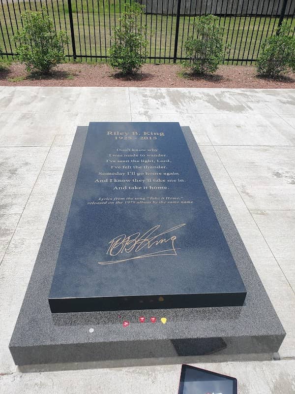B.B. King Museum & Delta Interpretive Center - B.B. King grave - Image 1