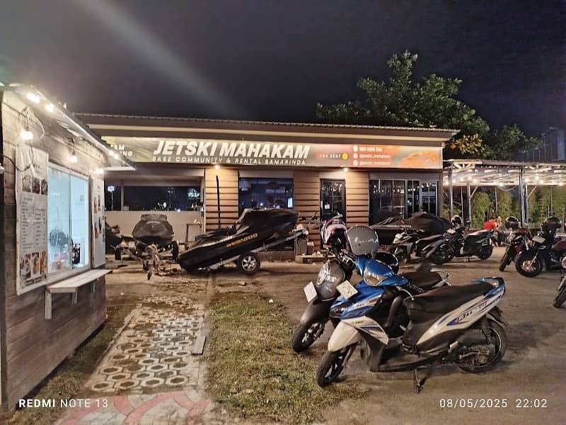 Jetski Mahakam wave riding - Image 2