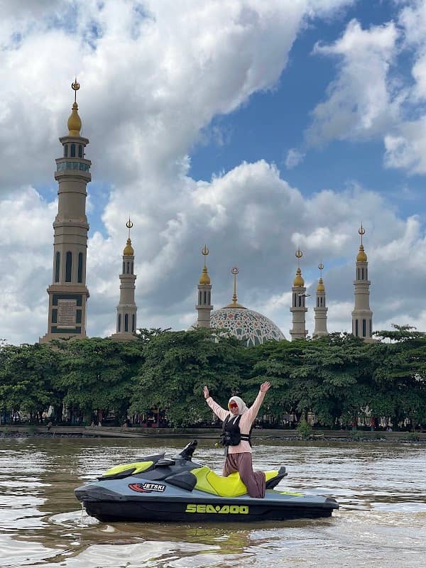 Jetski Mahakam wave riding - Image 1