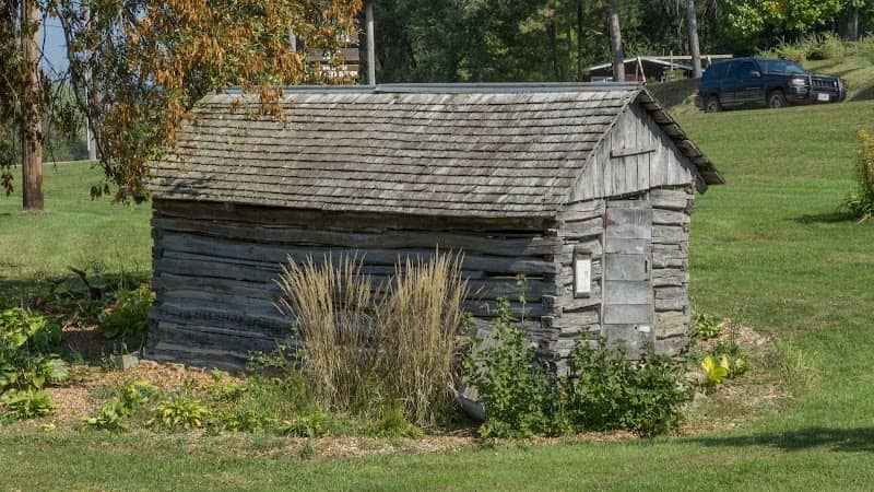 Log Cabin Heritage Park - Image 2