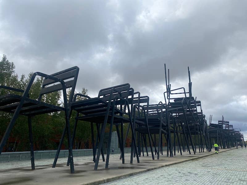 Monumento a las sillas - Image 2