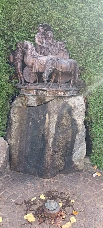 SCHNAGGL-LOHNKUTSCHEREI-Brunnen - Image 2
