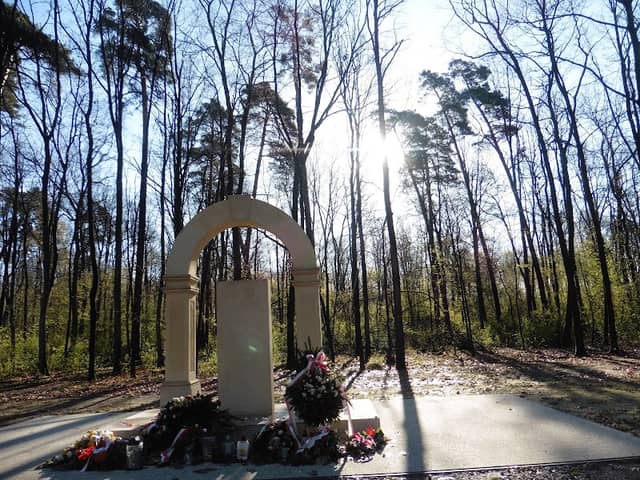 Pomnik Pamięci Ofiar Egzekucji Pacjentów Szpitali Żydowskich z Lubelskiego Getta - Image 1