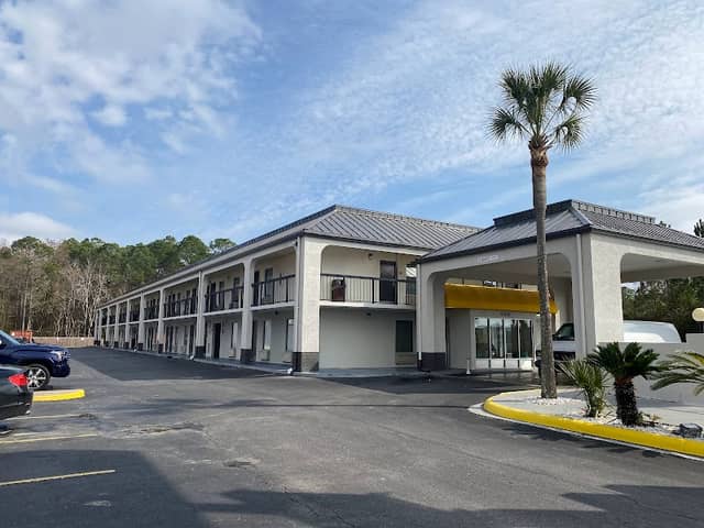 Days Inn by Wyndham Moss Point Pascagoula - Image 1