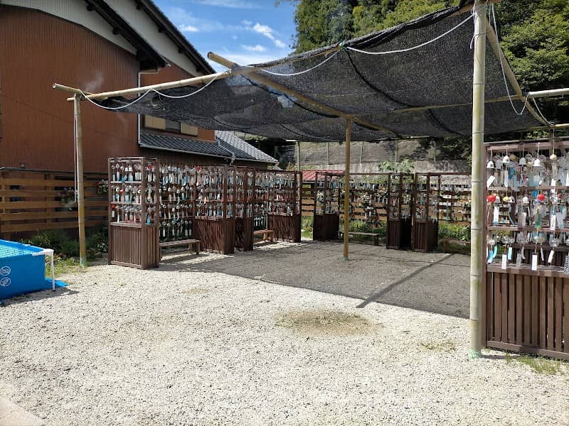 風鈴が飾られた休憩所 - Image 2