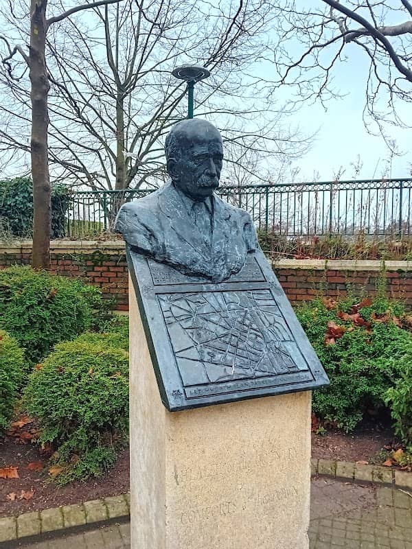 Sir Ebenezer Howard monument - Image 1