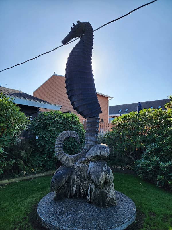 Fisherman wooden sculpture - Image 2