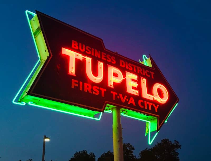 Tupelo Business District Arrow Sign - Image 2