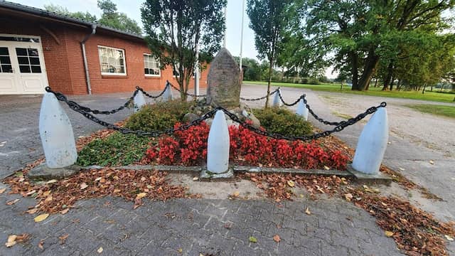 Kriegerdenkmal Bardowick - Image 1