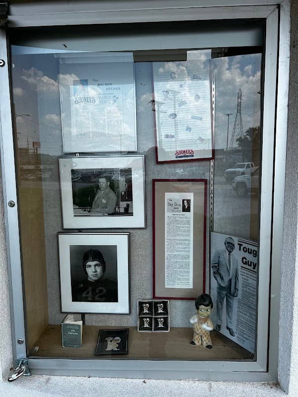 Shoney's Big Boy Monument - Image 2