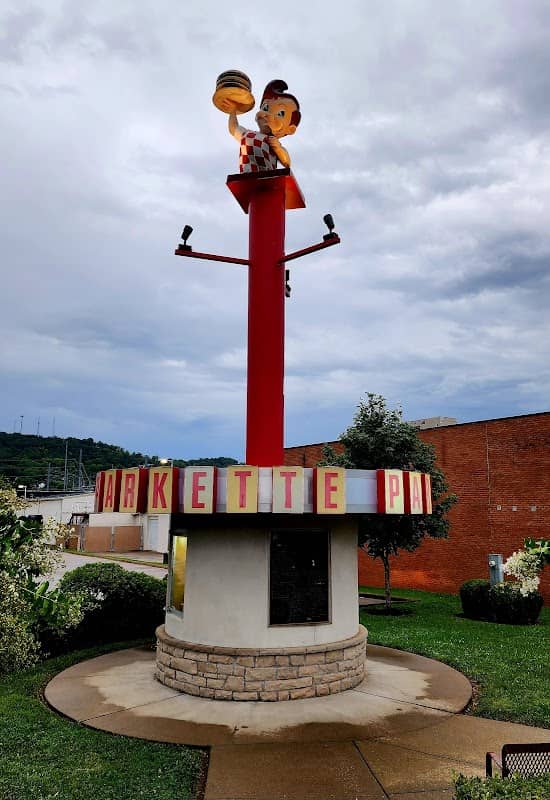 Shoney's Big Boy Monument - Image 1