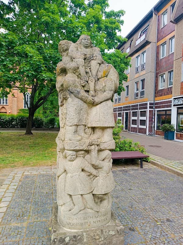 Sandsteinstele zum sorbischen Märchen vom Wassermann und seinen Töchtern - Image 1