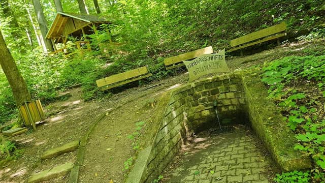 Kameradschaftsbrunnen - Image 1