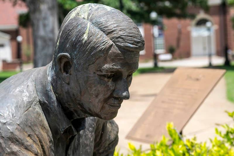 "Friends" Statue - Image 2