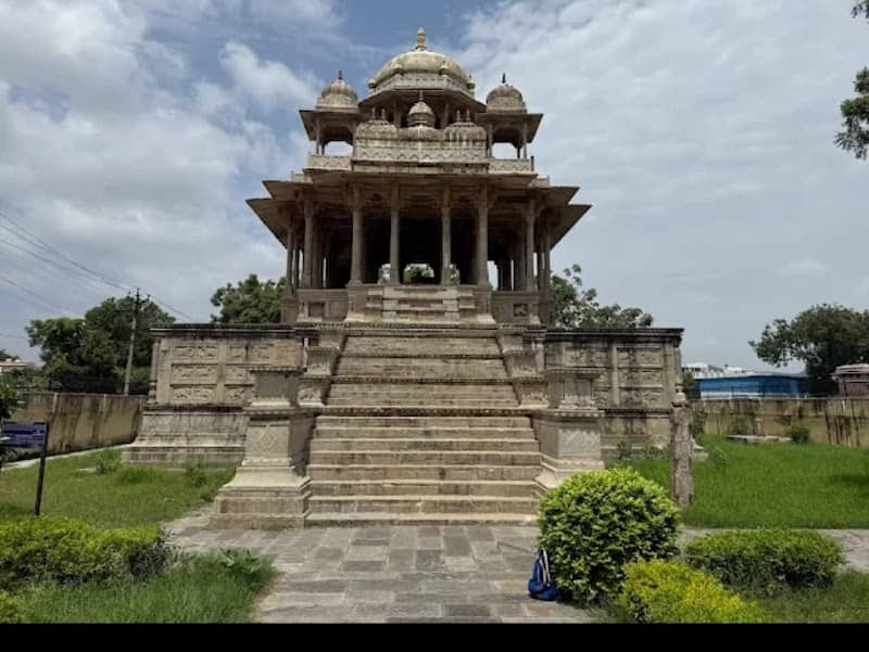84 khambhon ki chhatri - Image 1