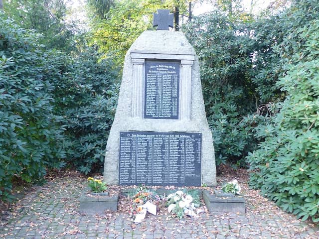Ehrendenkmal - Image 1