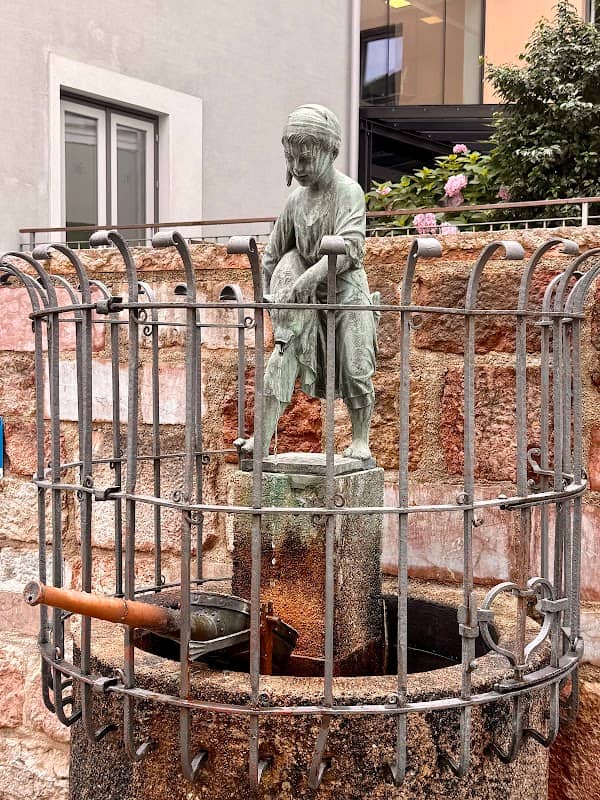 Knabe mit Ferkel-Brunnen - Image 2