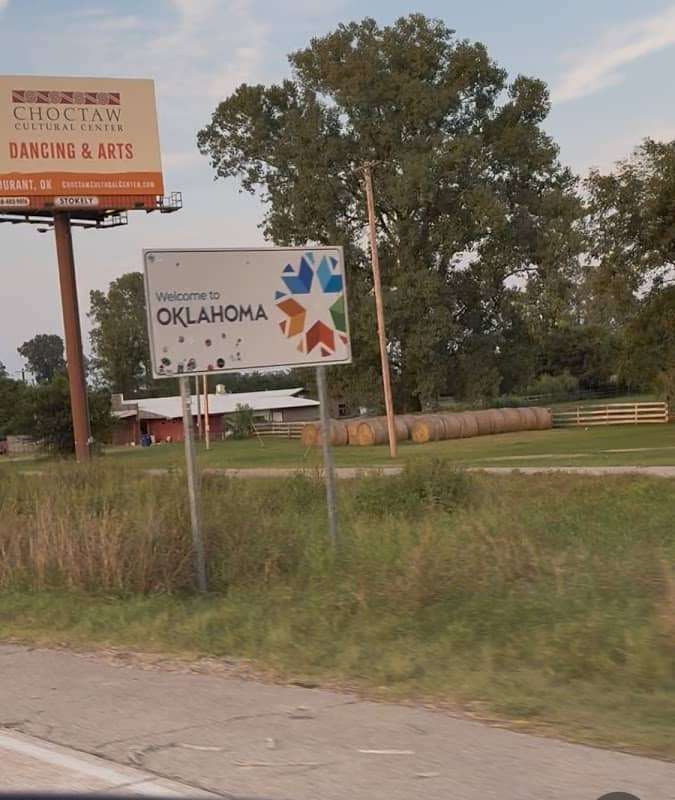 Oklahoma state line sign - Image 1