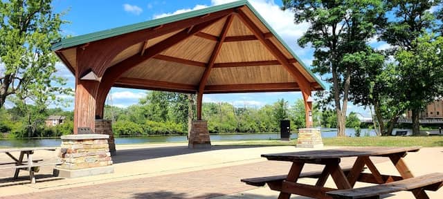 Riverside Park - Image 1