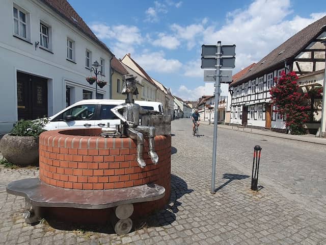 Figur mit Koffer - Image 2
