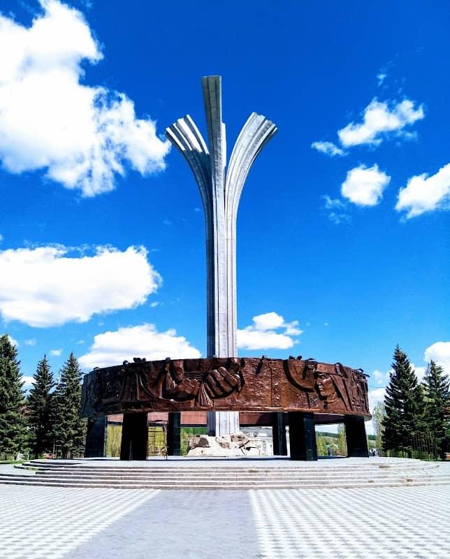 Monument Pervootkryvatelyam Nefti Tatarstana - Image 1