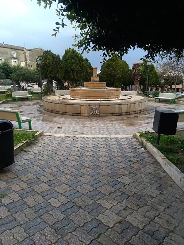 Fontana Piazza Progresso - Image 1