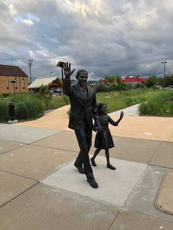 President Barack Obama Statue - Image 2