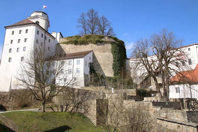 Outer courtyard - Image 2